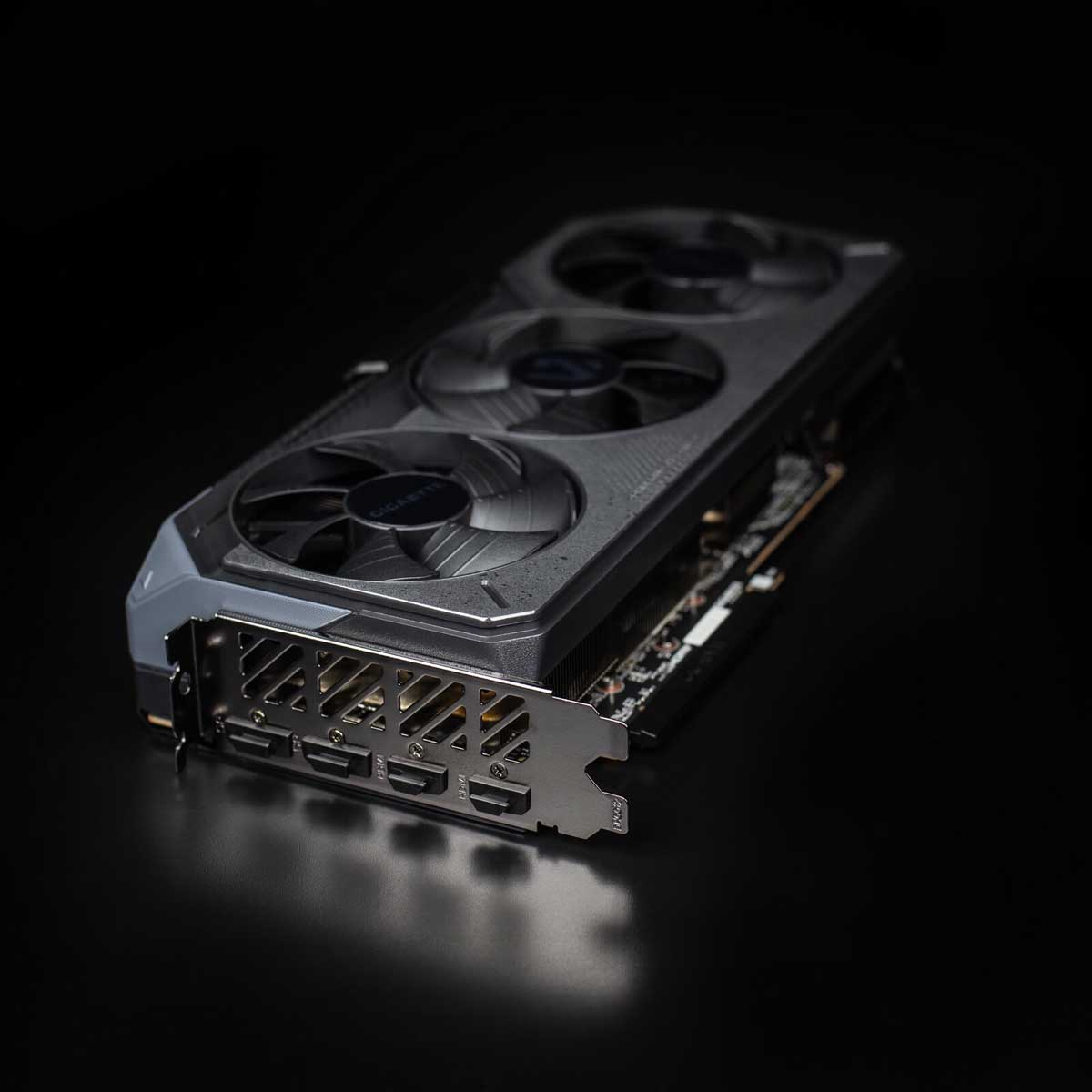 GIGABYTE Radeon RX 9070 XT GAMING OC 16G v detailu