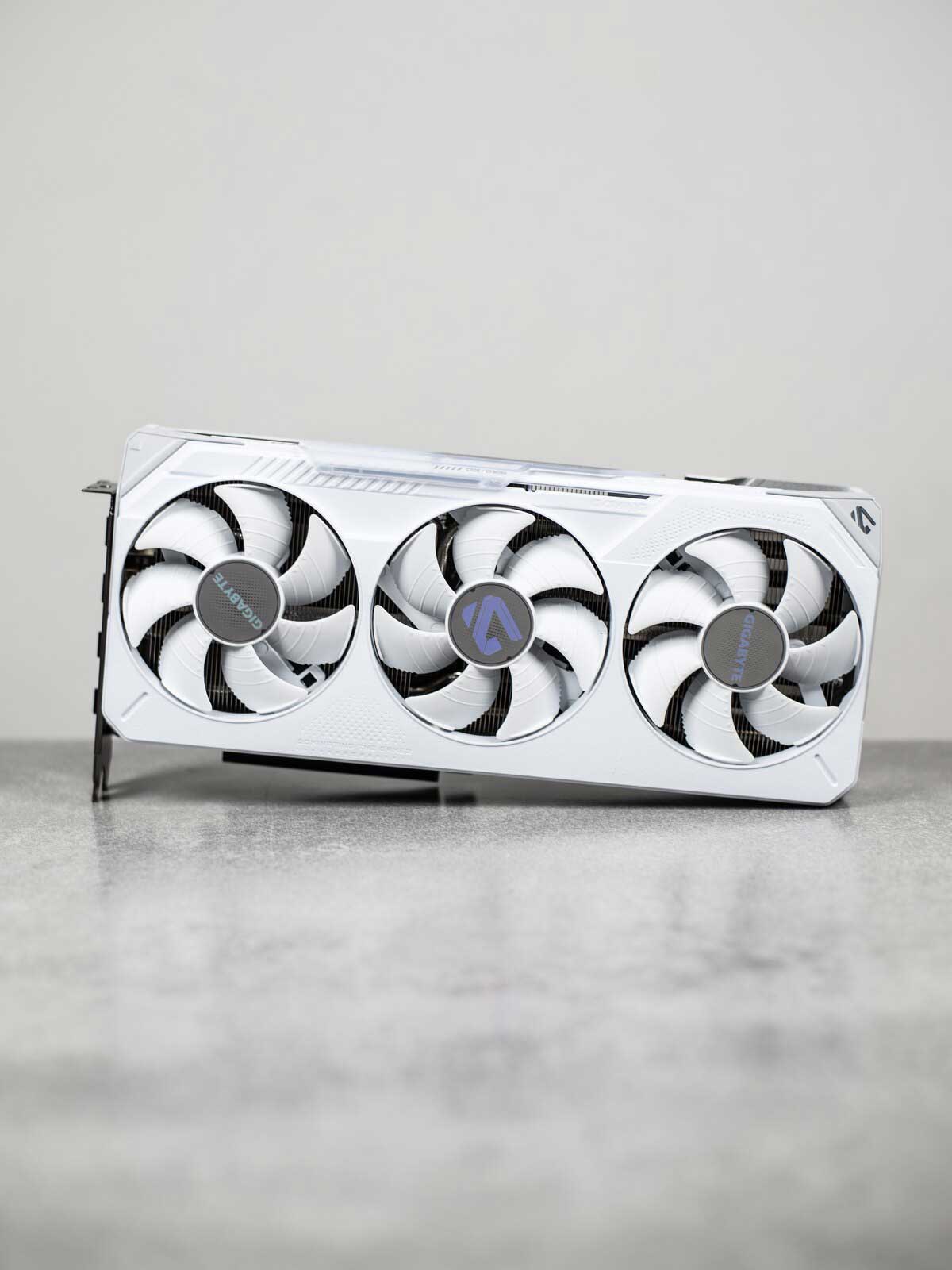 GIGABYTE Radeon RX 9070 XT GAMING OC ICE 16G ve světlém provedení