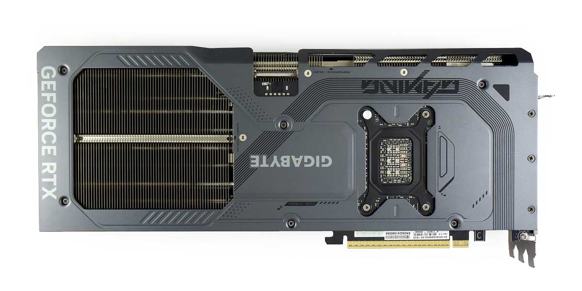 Pro zvětšení klikni Gigabyte RTX 5080 GAMING OC 16G; zadní strana