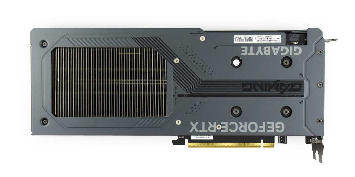 Pro zvětšení klikni Gigabyte RTX 5060 GAMING OC 8G; zadní strana