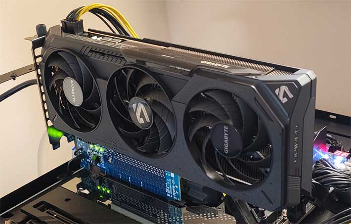 Pro zvětšení klikni Gigabyte RTX 5050 GAMING OC 8G