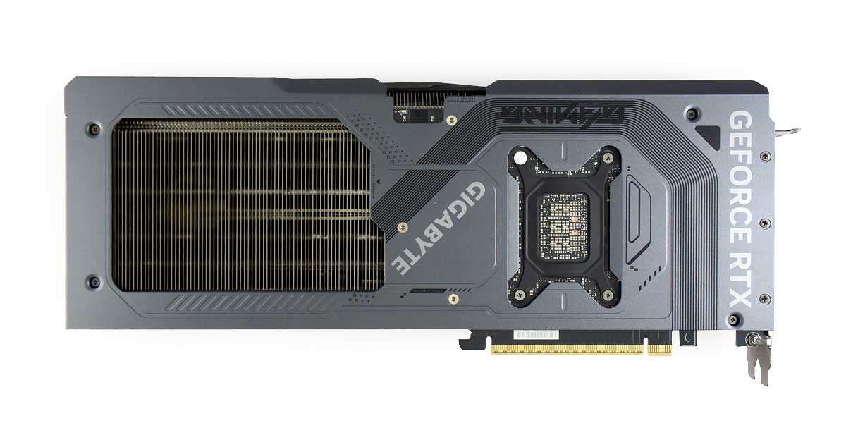 Pro zvětšení klikni Gigabyte RTX 5070 GAMING OC 12G; zadní strana