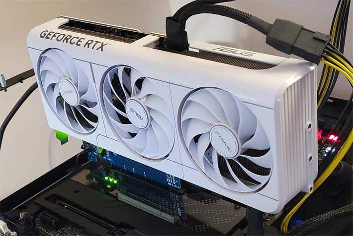 Pro zvětšení klikni Asus PRIME RTX 5070 O12G WHITE