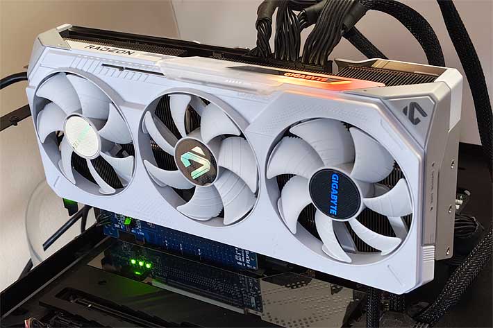 Gigabyte RX 9070 XT GAMING OC ICE 16G