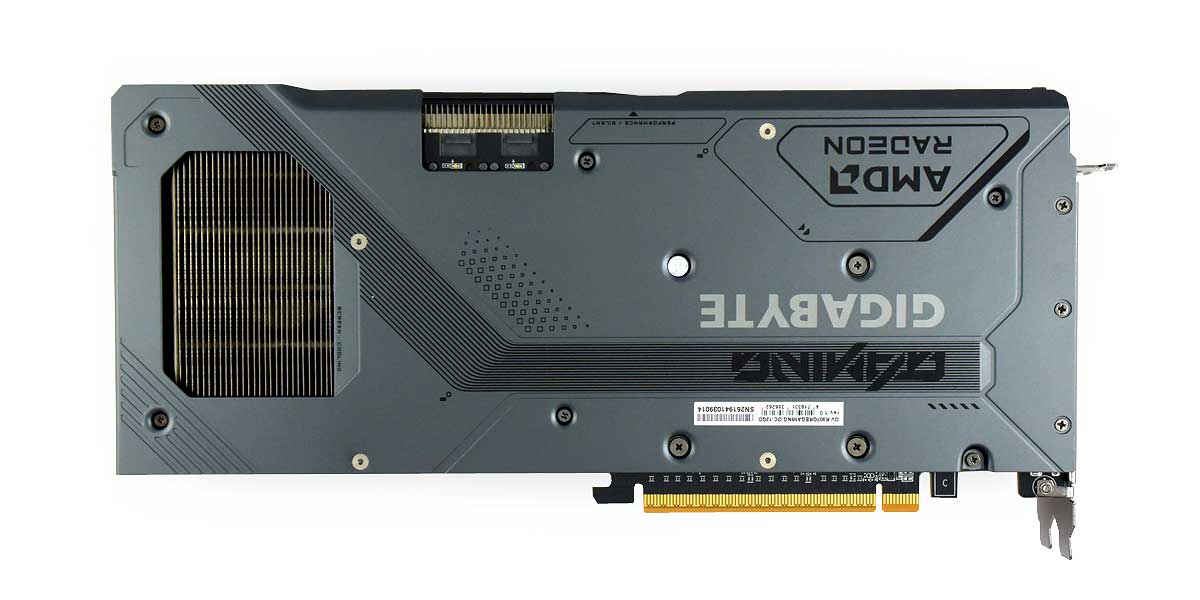 Pro zvětšení klikni Gigabyte RX 9070 GRE GAMING OC 12G; zadní strana